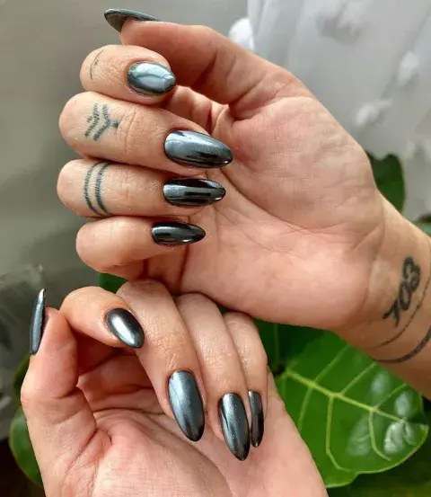 Uñas metálicas inspiradas en el estilo de Hailey Bieber. Uñas metálicas inspiradas en el estilo de Hailey Bieber.