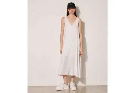 Vestido largo en color blanco (Paris by Flor Monis, $105.000)