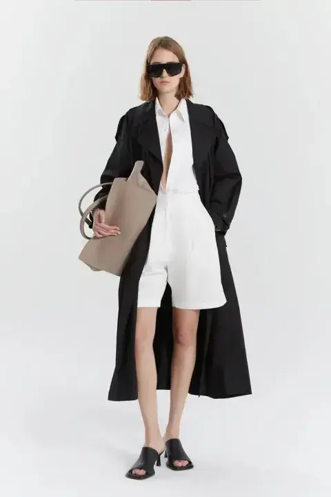 una mujer usando una bermuda de color blanca una mujer usando una bermuda de color blanca