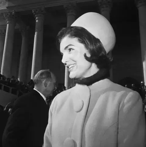 Jackie Kennedy en 1961 con un sombrero pillbox Jackie Kennedy en 1961 con un sombrero pillbox