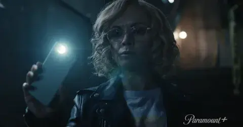 Foto de Christina Ricci en la temporada 3 de Yellowjackets. Foto de Christina Ricci en la temporada 3 de Yellowjackets.