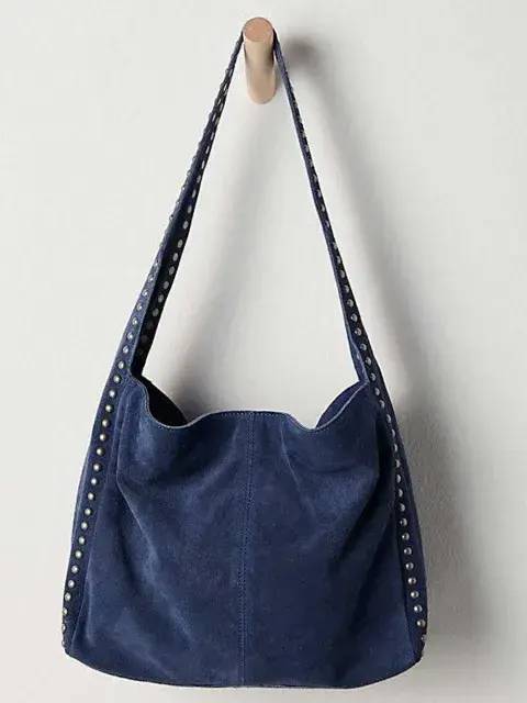 Por último, esta tendencia viene con gamuzas de colores: en verde oscuro, azul, negro y gris, y también con diseños combinados que armar un mix de estas tonalidades y le suman recortes con cuero u otro género protagonista Por último, esta tendencia viene con gamuzas de colores: en verde oscuro, azul, negro y gris, y también con diseños combinados que armar un mix de estas tonalidades y le suman recortes con cuero u otro género protagonista