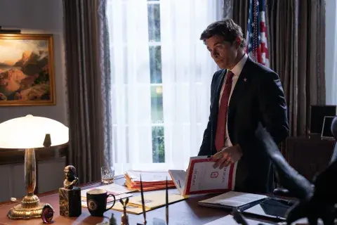 James Marsden interpreta a Presidente Cal Bradford en Paradise. James Marsden interpreta a Presidente Cal Bradford en Paradise.