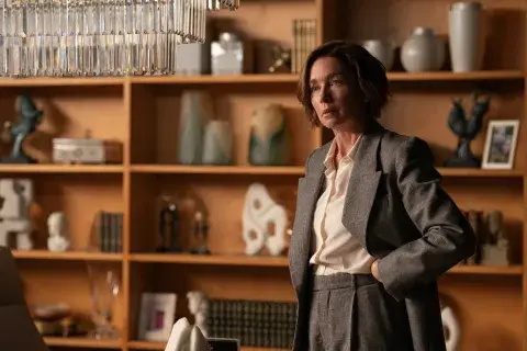 Julianne Nicholson es Samantha Redmond en Paradise. Julianne Nicholson es Samantha Redmond en Paradise.