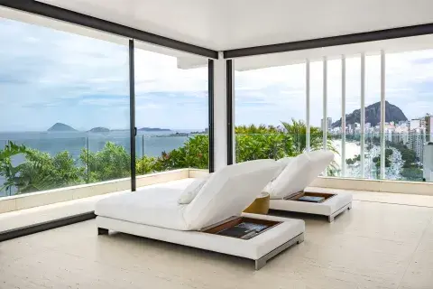 Dos reposeras frente a una ventana que da al mar de Rio de Janeiro. Dos reposeras frente a una ventana que da al mar de Rio de Janeiro.