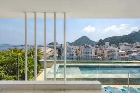 Pileta con vista a las playas de Copacabana Pileta con vista a las playas de Copacabana