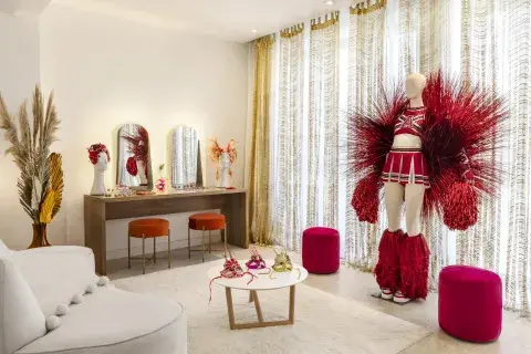 El cuarto de Anitta dedicado al Carnaval de Rio, con su vestuario. El cuarto de Anitta dedicado al Carnaval de Rio, con su vestuario.