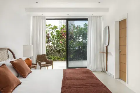 Una habitación con cama matrimonial. Una habitación con cama matrimonial.
