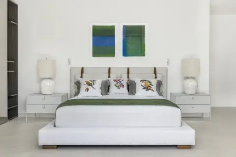 Una habitación con cama matrimonial. Una habitación con cama matrimonial.