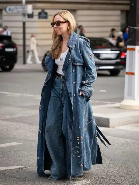 El street style también impone distintos tipos de gabardinas de denim. Dentro de los distintos diseños están las versiones más oversize y las más entalladas El street style también impone distintos tipos de gabardinas de denim. Dentro de los distintos diseños están las versiones más oversize y las más entalladas