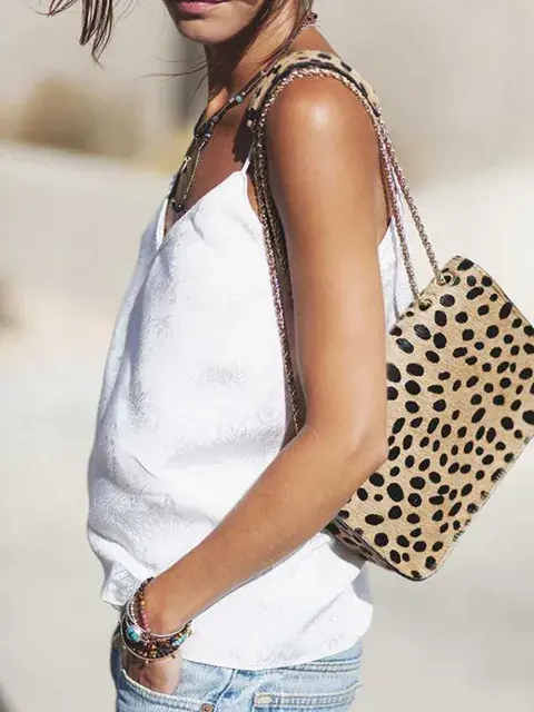 El animal print ocupa los titulares de moda entonces y desembarca en accesorios, más precisamente, en carteras y bolsos como en sobres o clutch