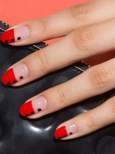 Una propuesta que suma al rojo con pequeños detalles. Ideal para un look de noche o de día Una propuesta que suma al rojo con pequeños detalles. Ideal para un look de noche o de día