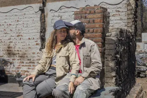 Carolina y su pareja en los escombros Carolina y su pareja en los escombros