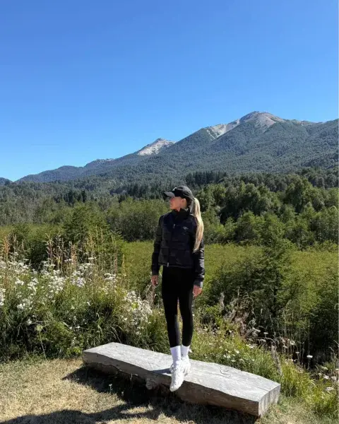 El look de Sofía Calzetti en la Patagonia. El look de Sofía Calzetti en la Patagonia.