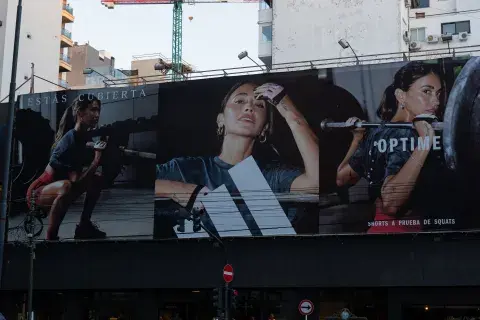 Imagen de la campaña de Antonela Roccuzzo. Imagen de la campaña de Antonela Roccuzzo.
