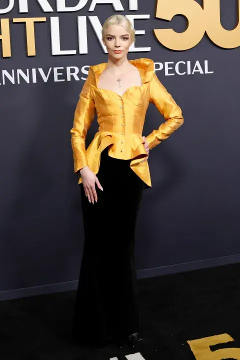 Anya Taylor-Joy en la alfombra roja de la gala SNL 50. Anya Taylor-Joy en la alfombra roja de la gala SNL 50.