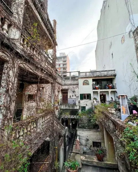 Atis es uno de los bares con patio externo que podés ir a conocer en Buenos Aires Atis es uno de los bares con patio externo que podés ir a conocer en Buenos Aires