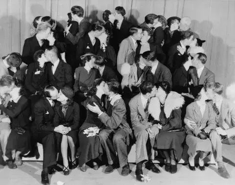 En Naesqui, el día de los enamorados se celebra por anticipado, a través de los besos más apasionados que se escribieron y pintaron. En Naesqui, el día de los enamorados se celebra por anticipado, a través de los besos más apasionados que se escribieron y pintaron.