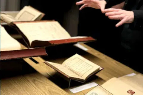Los ex libris pueden ser elaborados con diferentes técnicas, como el grabado, la litografía, la xilografía o el dibujo. Los ex libris pueden ser elaborados con diferentes técnicas, como el grabado, la litografía, la xilografía o el dibujo.