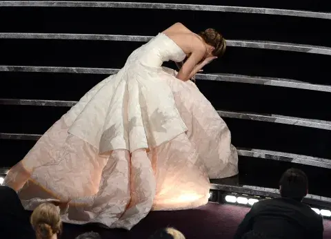 La caída de Jennifer Lawrence en los Premios Oscar.