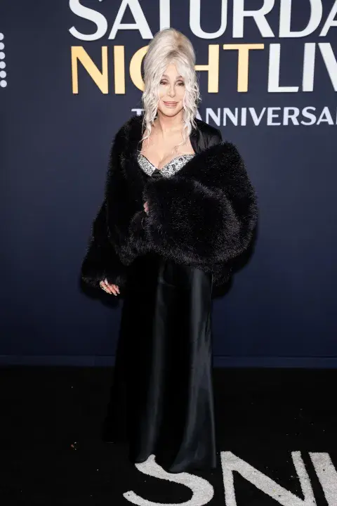 Cher en la alfombra roja de la gala SNL 50. Cher en la alfombra roja de la gala SNL 50.