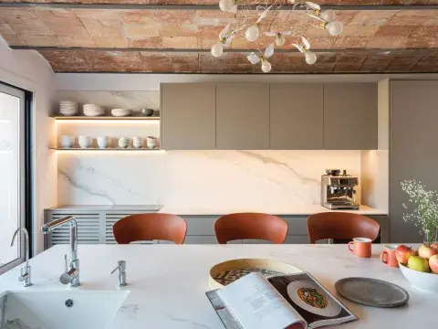 Ubicada en un paso amplio entre el living y la cocina que se abre a la terraza, un comedor de estilo escandinavo, con sillas de la firma danesa Menu. Ubicada en un paso amplio entre el living y la cocina que se abre a la terraza, un comedor de estilo escandinavo, con sillas de la firma danesa Menu.