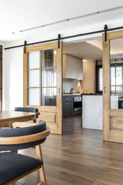El piso de porcelanato unifica el living con la cocina. El piso de porcelanato unifica el living con la cocina.
