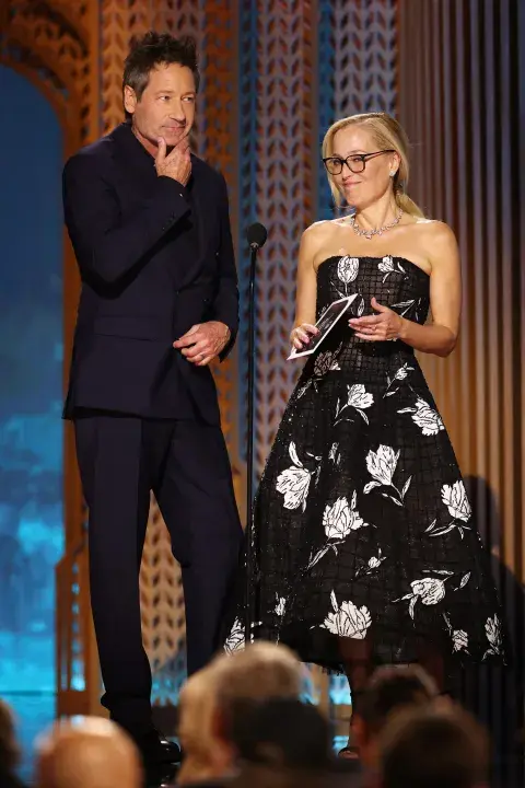 David Duchovny y Gillian Anderson en el escenario de los SAG Awards 2025.