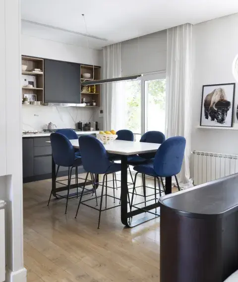 LA COCINA EN RAUVISIO NEGRO MATE (@RAHUARGENTINA) JUEGA CON LA MESADA CALACATTA (@TECHNISTONE_INT) Y LA GRIFERÍA DORADA (@HANSGROHE). COMPLETA LA ESCENA EL CUADRO DE BÚFALO (@MIRARDECO). LA COCINA EN RAUVISIO NEGRO MATE (@RAHUARGENTINA) JUEGA CON LA MESADA CALACATTA (@TECHNISTONE_INT) Y LA GRIFERÍA DORADA (@HANSGROHE). COMPLETA LA ESCENA EL CUADRO DE BÚFALO (@MIRARDECO).