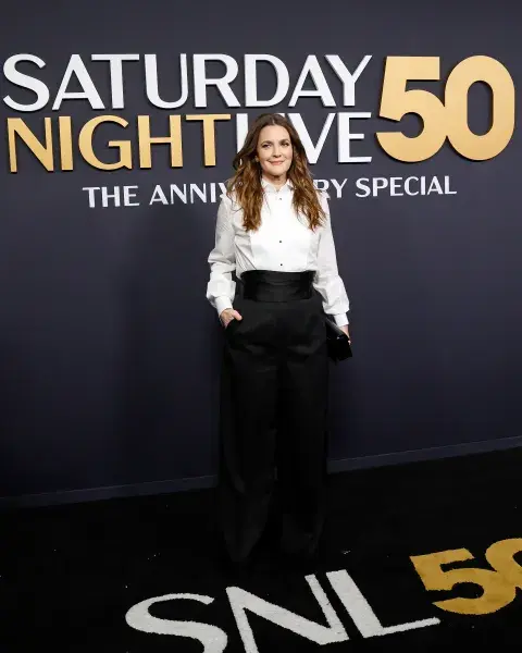 Drew Barrymore en la alfombra roja de la gala SNL 50. Drew Barrymore en la alfombra roja de la gala SNL 50.