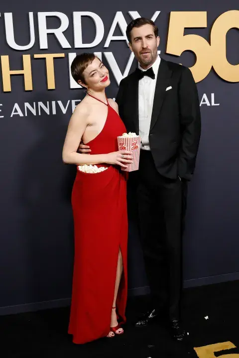 Emma Stone y Dave McCary en la alfombra roja de la gala SNL 50. Emma Stone y Dave McCary en la alfombra roja de la gala SNL 50.