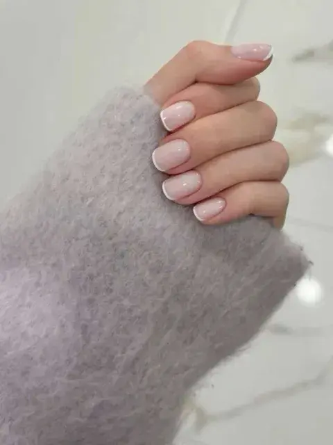 Una de las versiones es llevarla con uñas cortas y redondas Una de las versiones es llevarla con uñas cortas y redondas