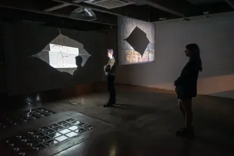 Luces y sombras, imágenes proyectadas y espacio componen la geometría de esta exhibición. Luces y sombras, imágenes proyectadas y espacio componen la geometría de esta exhibición.