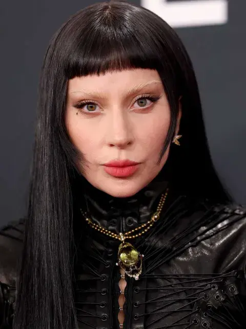 Lady Gaga con una versón gótica del corte tendencia Lady Gaga con una versón gótica del corte tendencia