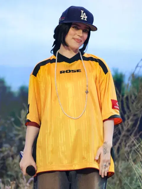 Billie Eilish apostó por la versión más desordenada: capas cortas y sin flequillo, también con su cabello en color negro. Billie Eilish apostó por la versión más desordenada: capas cortas y sin flequillo, también con su cabello en color negro.