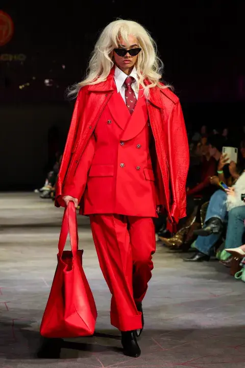 Looks en color rojo en London Fashion Week Looks en color rojo en London Fashion Week