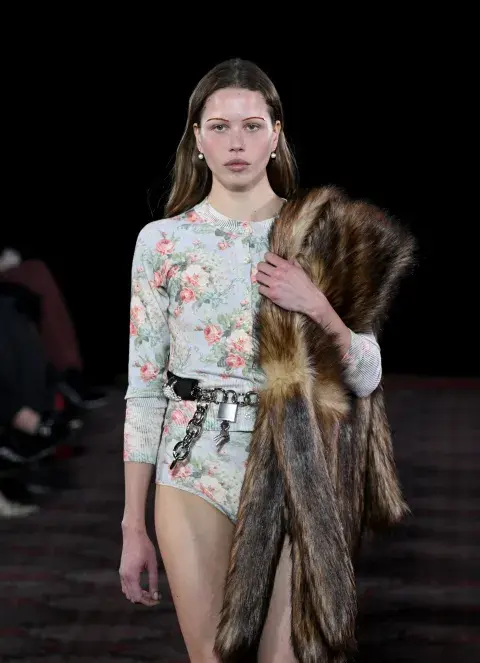 Un cárdigan floreado en el desfile de Simone Rocha Un cárdigan floreado en el desfile de Simone Rocha