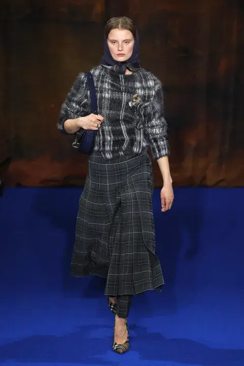 Skrousers o pantalón pollera en el desfile de Burberry