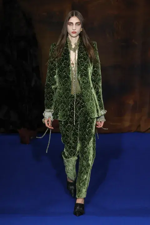 Traje chaqueta y pantalon de terciopelo verde en Burberry
