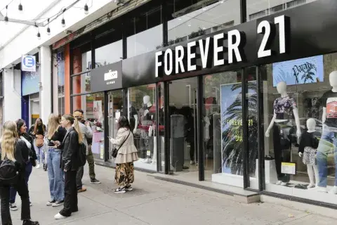 Forever 21 enfrenta una fuerte crisis financiera y por este motivo se vio obligada a cerrar alrededor de 200 locales ubicados en Estados Unidos Forever 21 enfrenta una fuerte crisis financiera y por este motivo se vio obligada a cerrar alrededor de 200 locales ubicados en Estados Unidos