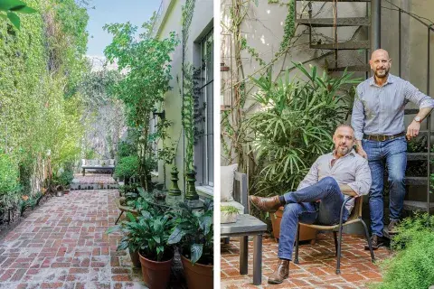 Javier y Horacio posan en el patio que hoy disfrutan día y noche. Javier y Horacio posan en el patio que hoy disfrutan día y noche.