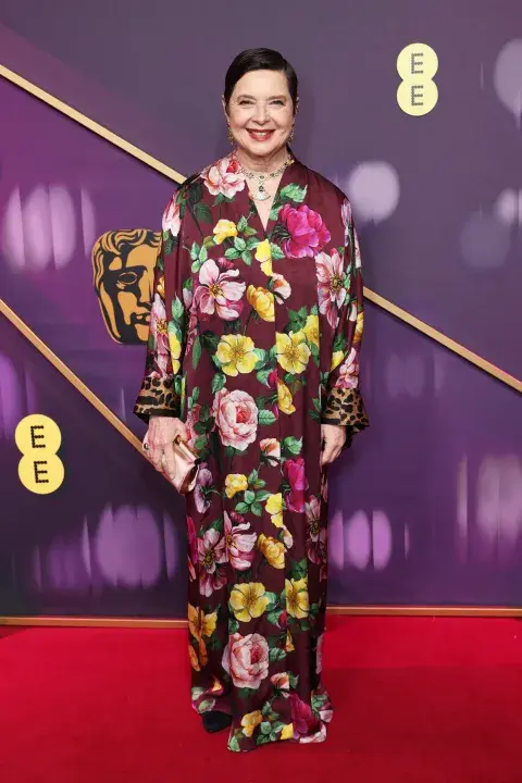  Isabella Rossellini en la alfombra roja de los Premios BAFTA 2025.