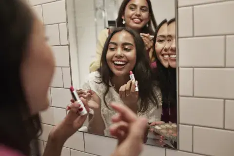 Tres mujeres maquillándose Tres mujeres maquillándose