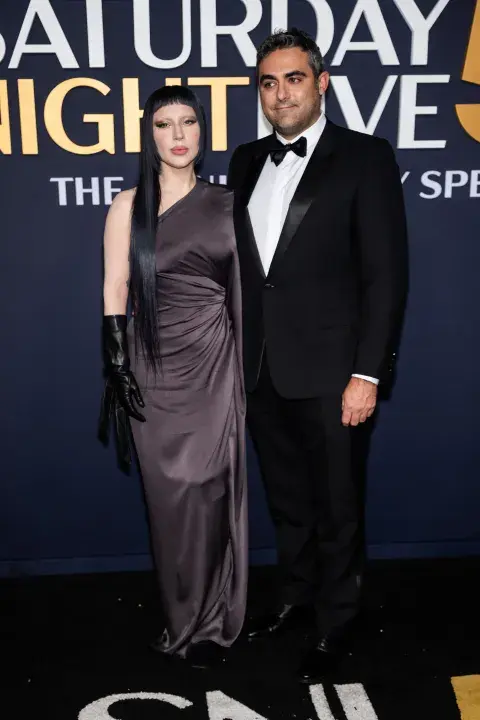 Lady Gaga y Michael Polansky en la alfombra roja de la gala SNL 50. Lady Gaga y Michael Polansky en la alfombra roja de la gala SNL 50.