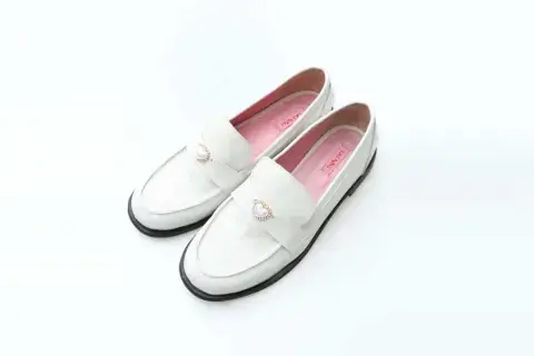 De cuero charol en color blanco (Las Pepas, $179.000) De cuero charol en color blanco (Las Pepas, $179.000)