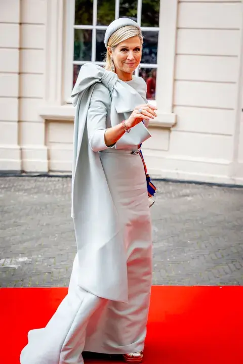 La reina Máxima y un diseño total White con moño XXL a tono. La reina Máxima y un diseño total White con moño XXL a tono.