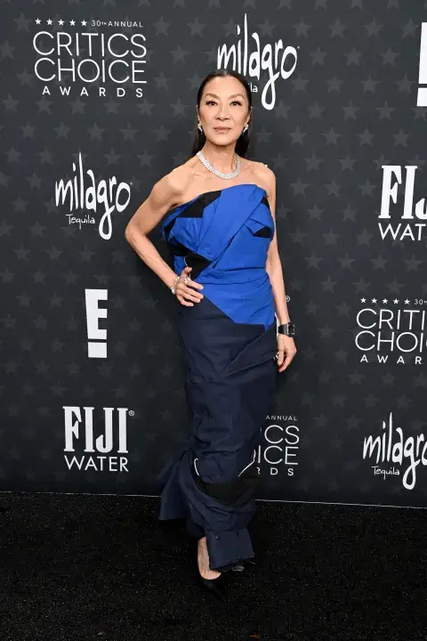 Michelle Yeoh en la alfombra roja de los Critics Choice Awards 2025. Michelle Yeoh en la alfombra roja de los Critics Choice Awards 2025.