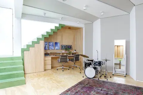 Esta particular escalera de microcemento la diseñó Ana Boneo para la casa de la artista Jazmín Prodan. Esta particular escalera de microcemento la diseñó Ana Boneo para la casa de la artista Jazmín Prodan.