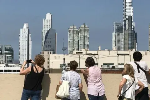 Cuando empieza a anochecer la ciudad se transforma; el mirador es un palco privilegiado para apreciar el espectáculo. Cuando empieza a anochecer la ciudad se transforma; el mirador es un palco privilegiado para apreciar el espectáculo.