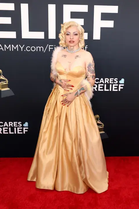 Mon Laferte en la alfombra roja de los Grammys 2025.